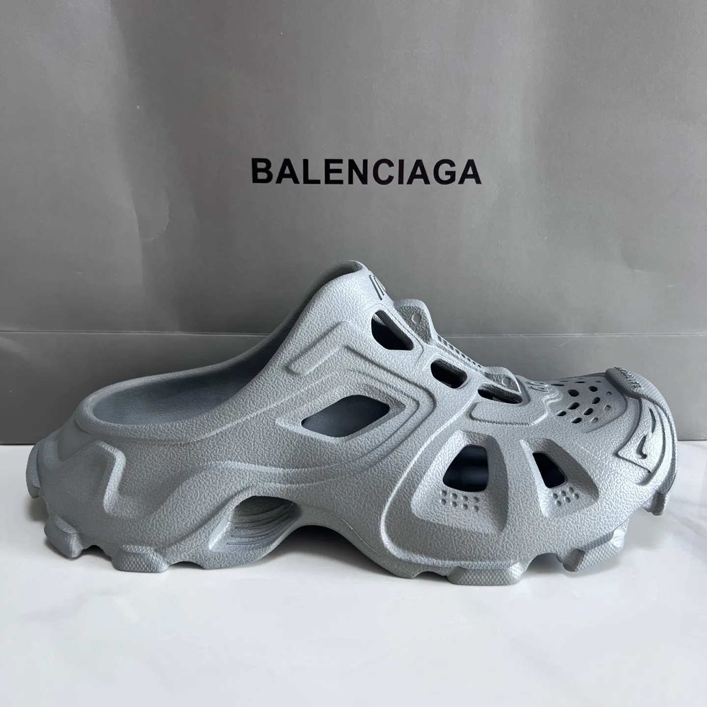 👟👟Ex-factory price 380👟👟 Balenciaga must-have beach shoes for summer: Men's and women's shoes are made of ultra-light 95% (injection molding) EVA plastic, 5% foam plastic foam cushioning material #Ultra-lightweight one-piece foam shoe mold ❗ New summer product, French high-end luxury brand - Balenciaga BALENCIAGA 3XL Rubber Low Top Sneakers 3XL version series summer beach wading versatile trendy lace-up casual sports hole sandals. Size: 35-46